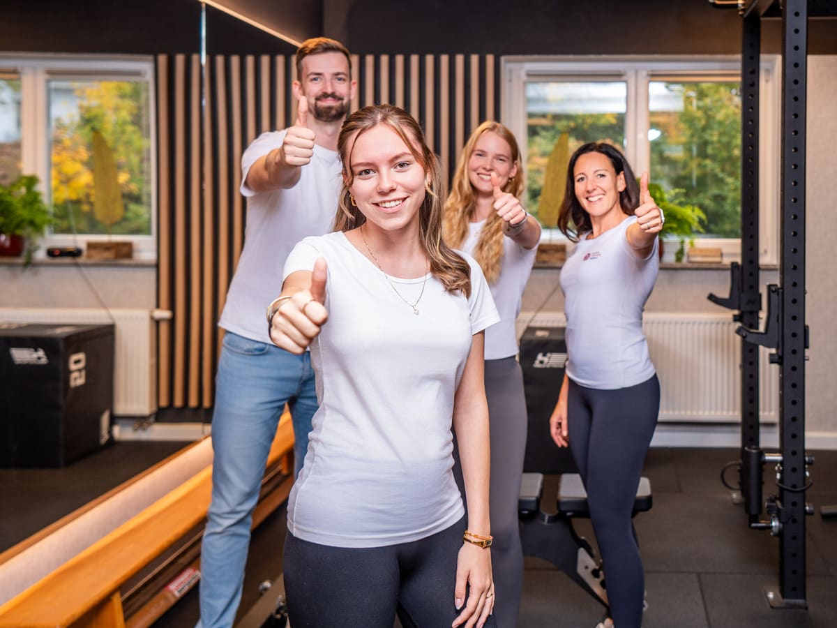 Therapeut:innen von Physiotherapie Inning zeigen Daumen hoch