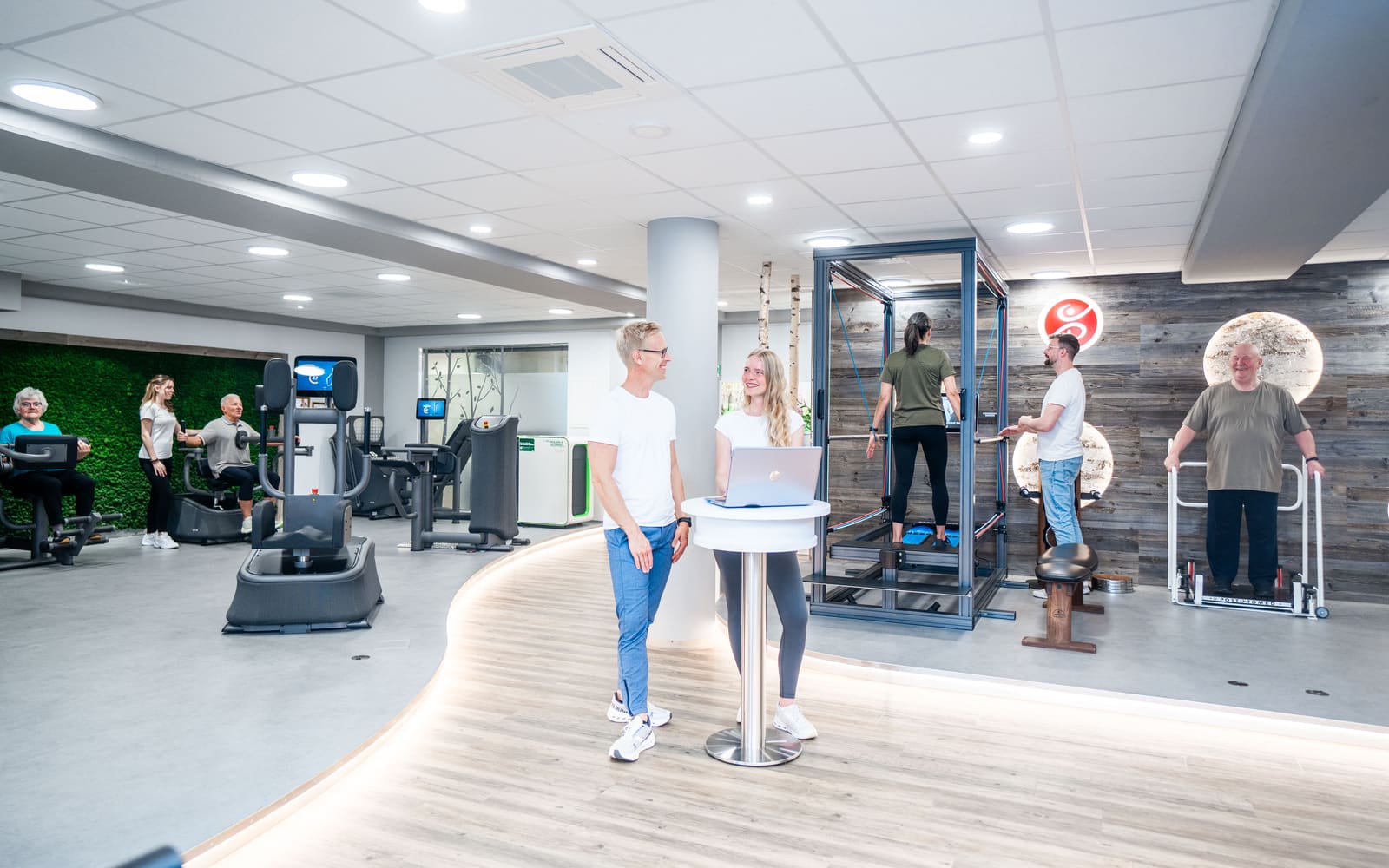Heller, moderner Trainingsbereich mit Geräten
