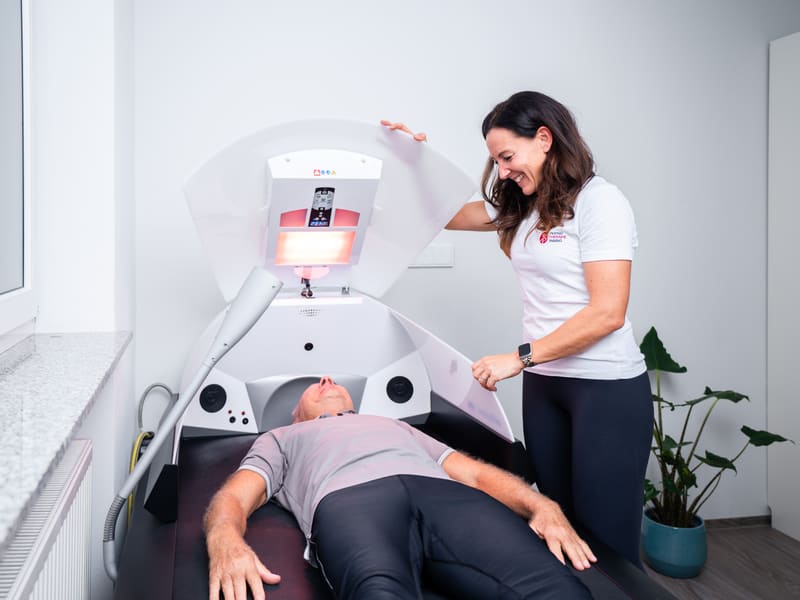 Patientin entspannt auf einer Massageliege